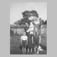 097-0008 Frau Bertha Kuckluck mit ihren Kindern im Sommer 1944.jpg